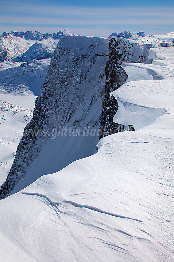 Snøskavler langs ryggen mot øststupet på vei ut til Semeltindens Sørtopp (2178 moh). Gjendealpene i bakgrunnen.