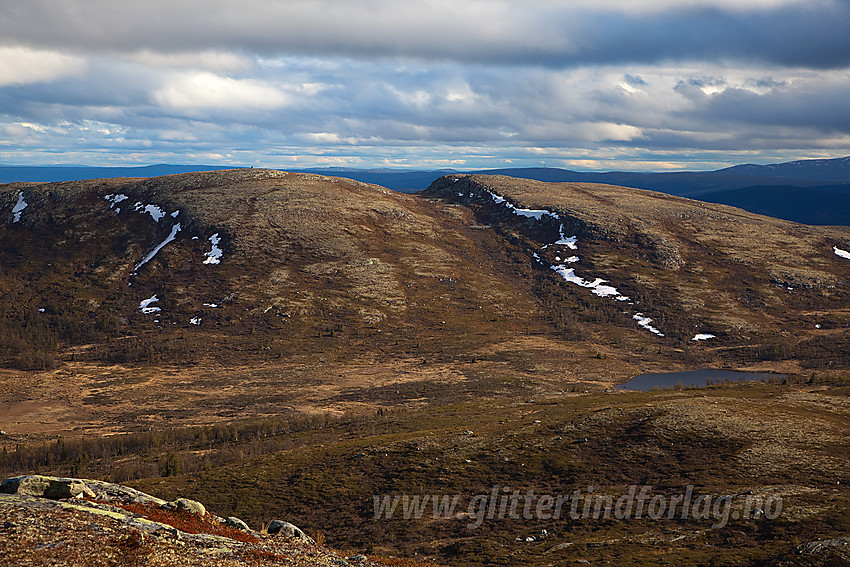 Fra ryggen sørøst for Kjølafjellet mot Rauddalen og Gravfjellet.