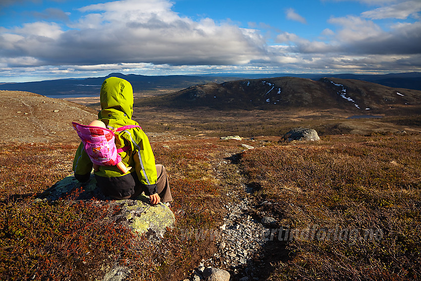 Like oppunder Kjølafjellet med utsikt i retning Rauddalen og Gravfjellet.