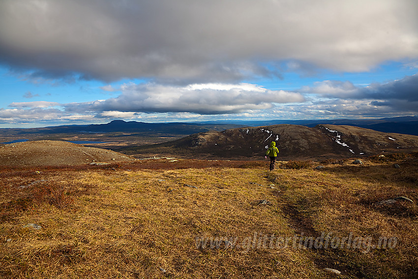 På vei ned fra Kjølafjellet med Gravfjellet i bakgrunnen.