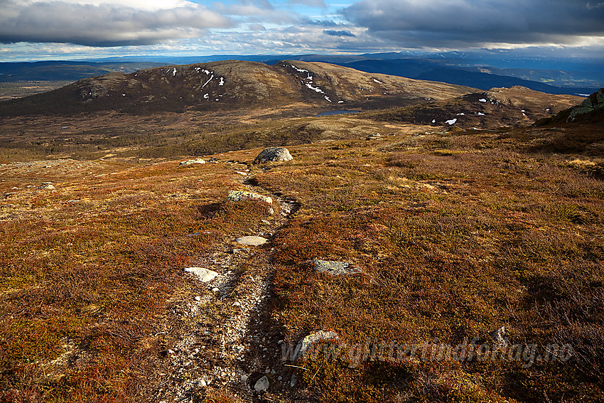 På vei ned fra Kjølafjellet med Gravfjellet i bakgrunnen.