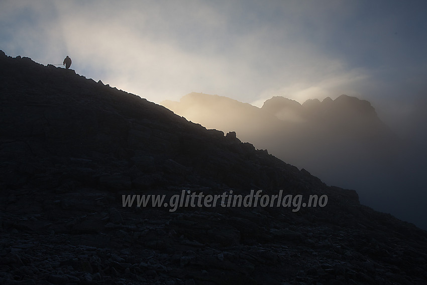 På vei opp vestryggen mot Austanbotntinden med silhuetten av Vestre (2100 moh) og Store (2204 moh) der oppe.