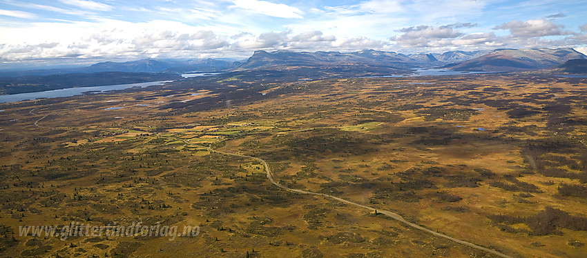 På vei over Stølsvidda med bl.a. Tisleifjorden, Skogshorn og Storfjorden i bakgrunnen.