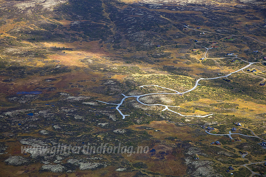 Et illustrerende eksempel på hvordan hyttebyggingen vokser og griper inn i fjellet og sakte men sikkert krymper fjellarealene. Bildet viser en helt ny vei med forgreninger, men hyttebyggingen har ennå ikke begynt. Bildet er fra Vestre Slidre, ikke langt fra Syndin.