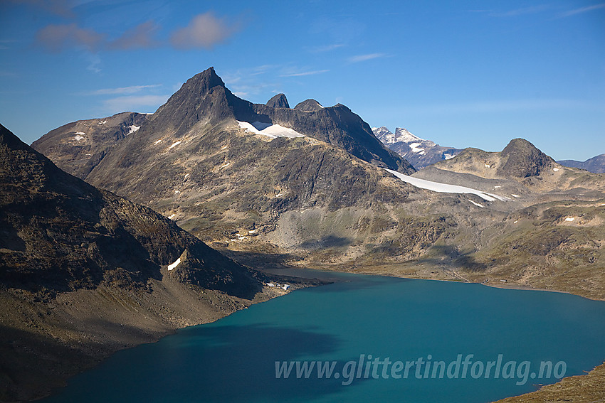 På tur innover mot Koldedalsvatnet med Falketind (2067 moh) sentralt i bildet.