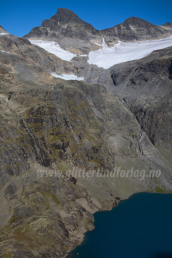 Stølsnostinden (2074), Midtre Stølsnostinden (2001) med restene av Stølsnosbreen i forgrunnen. Bildet viser hele traséen fra Andrevatnet opp til Stølsnosbreen, normalveien til Falketind.