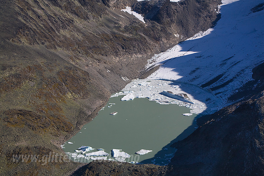 Fronteb på Berdalsbreen med tallrike isflak ute på vannet.