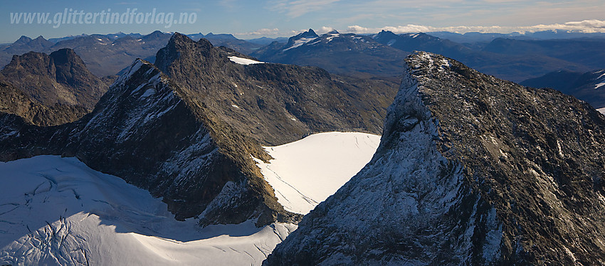 Midtre Ringstinden (2025 moh) til høyre, Austre (2002 moh) i midten. Store Midtmaradalstinden (2056 moh) bak der.