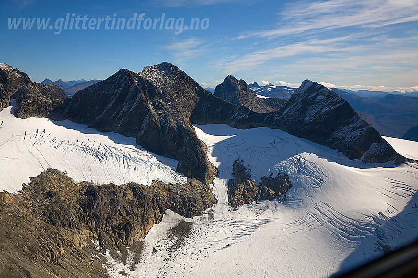 Ringsbreen med Nestnørdre Midtmaradalstinden (2062 moh) og Austre Ringstinden (2001 moh til høyre).