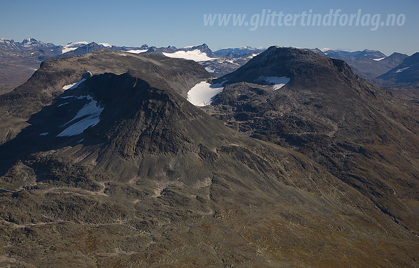 Mot Steindalsnosi (2025 moh) og Fannaråken (2068 moh).