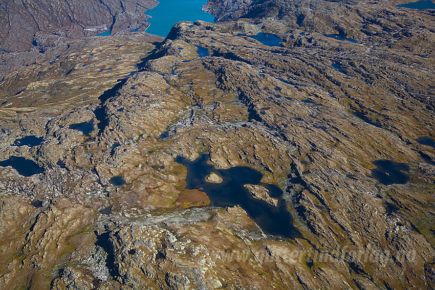 Vi flyr over Gjesingefjellet og ser mot Skålavatnet i bakgrunnen.