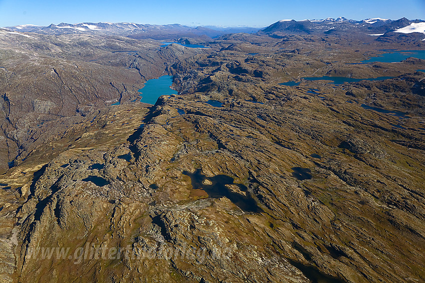 Vi flyr over Gjesingefjellet og ser utover Sognefjellet i bakgrunnen.