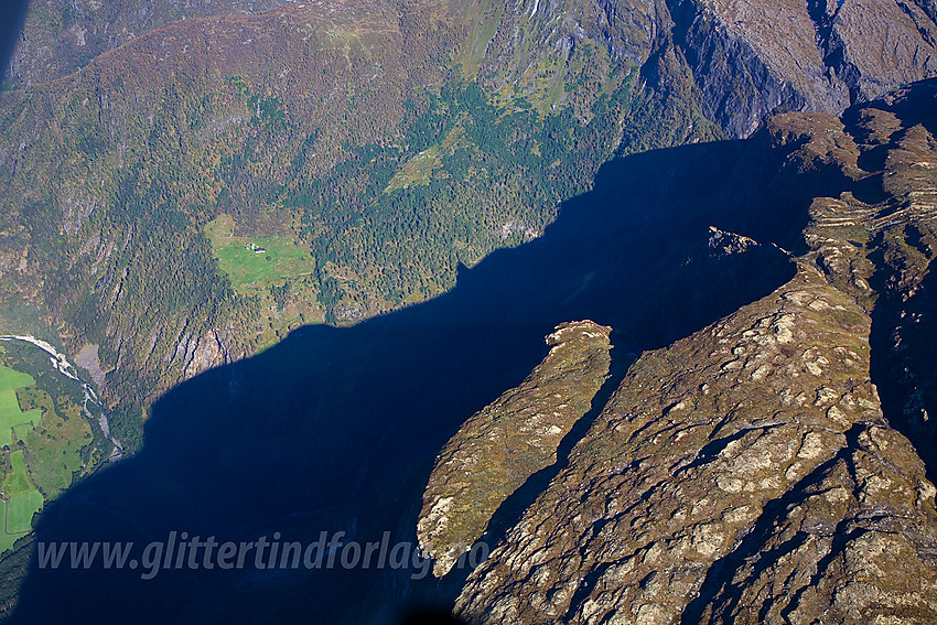 På vei ut over Fortundalen. Plutselig blir det veldig langt ned.