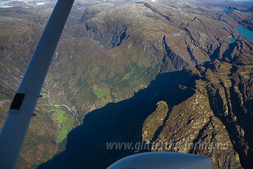 På vei ut over Fortundalen. Plutselig blir det veldig langt ned.