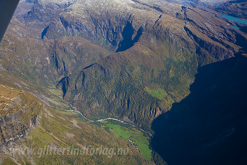 På vei ut over Fortundalen. Plutselig blir det veldig langt ned.