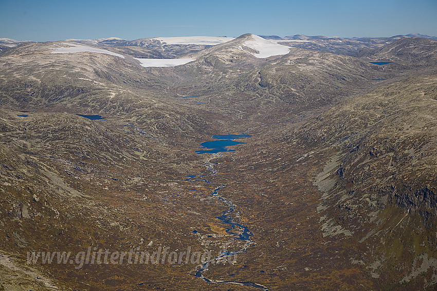 Oppover Rausdalen mot Tverrbotnen med Greinbreen og Rivenoskulen. Sekkebreen lengst i bakgrunnen.