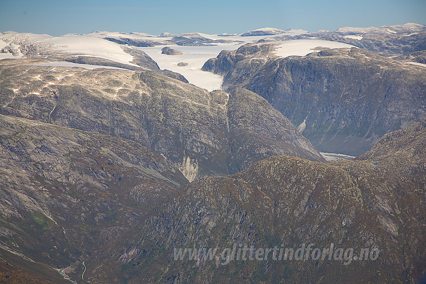 Utsikt nordover mot Stigaholtbreen med Klubben som et markert fjell midt i breen. Austdalsnuten til høyre og Raudskarvfjellet. Bl.a. Fåbergstølsnosi i forgrunnen.