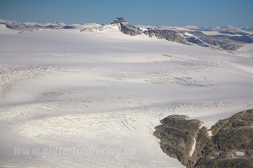 Rett over innsiget mot Nigardsbreen med blikk utover Jostedalsbreens breflate med Brenibba og Lodalskåpa sentralt i bildet.