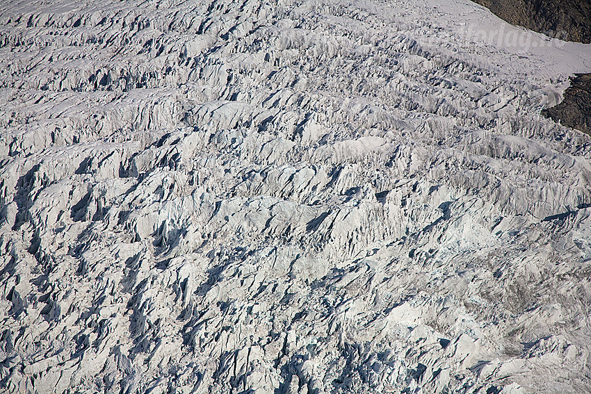 Detaljer fra øvre del av Nigardsbreen der den brekker av fra breplatået.