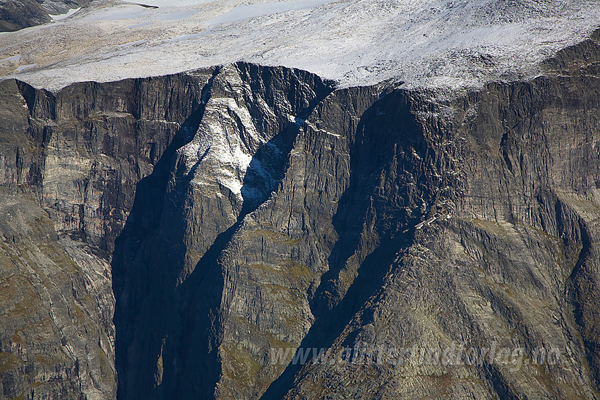 Stupvegg på Bødalsfjellet. Ganske mektig stup!!