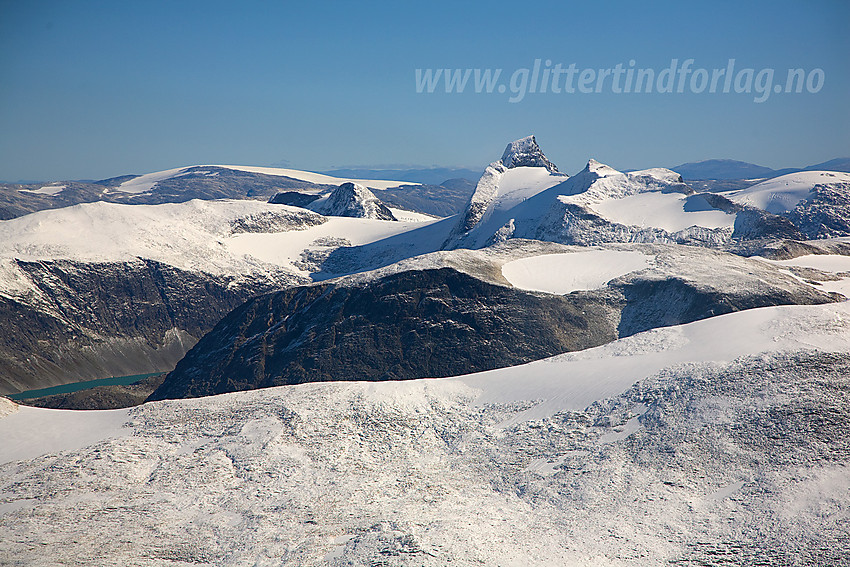 Innover mot Lodalskåpa (2083 moh). Veslekåpa ses fint foran til høyre for Kåpa. Fjellet midt i bildet med en rundlig "snølapp" er høyde 1819 foran Bohrsbreen. Bak til venstre for Kåpa ses bl.a. Tverrfjellet og Sekkebreen i det fjerne. Kåpevatnet anes nede til venstre.