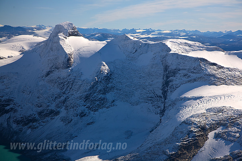 Lodalskåpa (2083 moh) og Veslekåpa. Bohrsbreen foran til høyre.