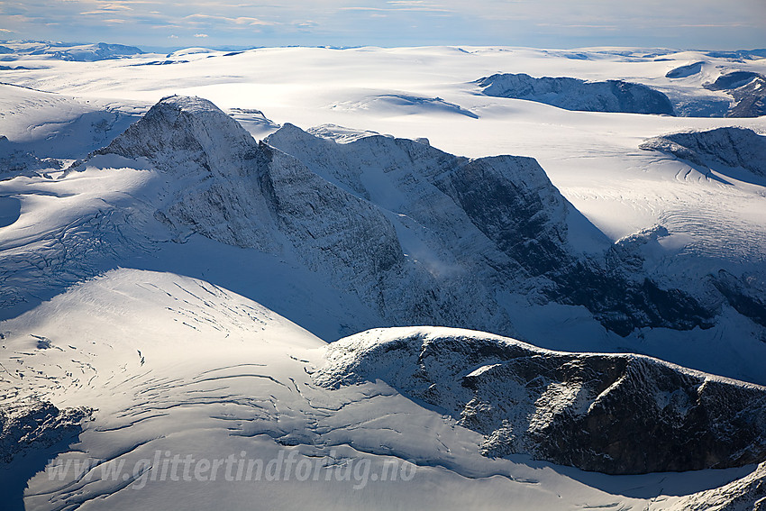 Høyde 1831 og Teibreen nede til høyre med Strupebreen og Halsen deretter. Så kommer selveste Lodalskåpa (2083 moh) og Veslekåpa. Innover i bakgrunnen strekker Jostedalsbreen seg. Vi ser bl.a. Kjenndalskruna og Høgste Breakulen.