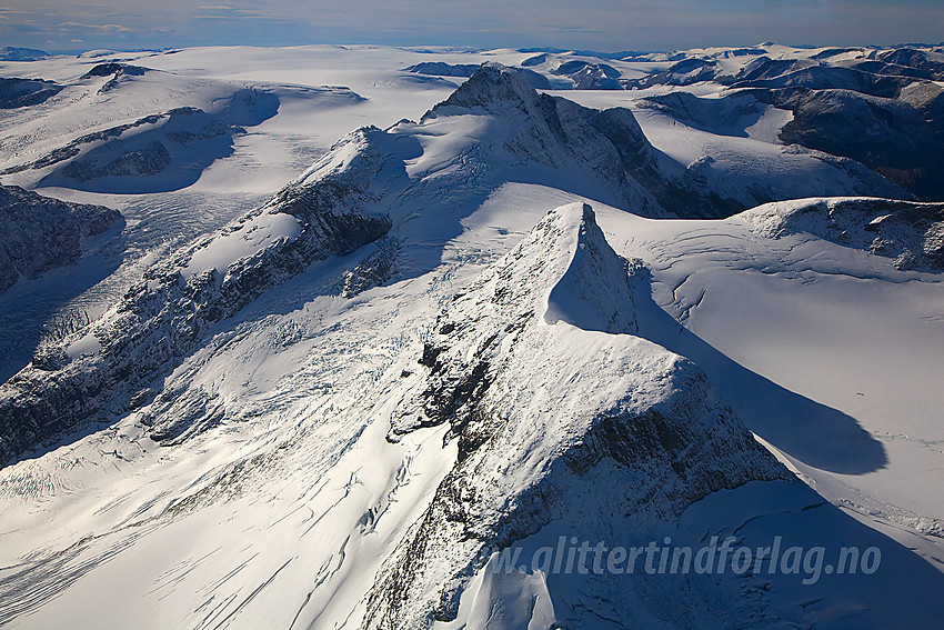 Mektig landskap som ikke står mye tilbake for det flotteste i alpene. Tverrfjellet (1888 moh) i forgrunnen med Lodalskåpa bak. Brenibba lenger bak til venstre.