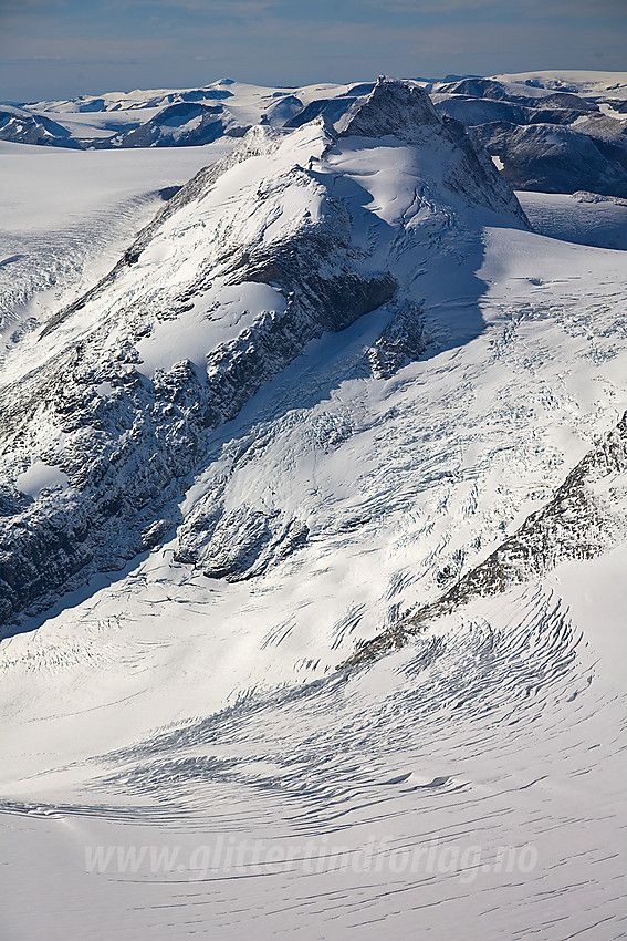 Lodalskåpa (2083 moh) med Strupebreen foran til høyre.