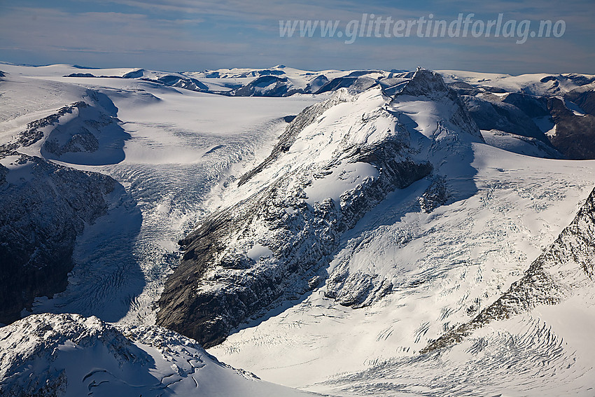 Småttene til venstre, Lodalskåpa til høyre etterfulgt av Strupebreen.