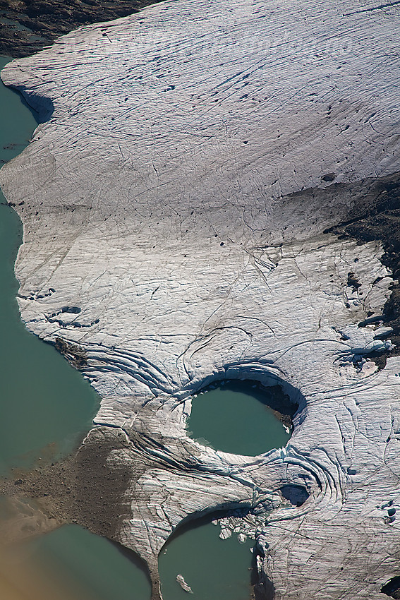 Fronten på Leirbotnbreen, en brearm på Spørteggbreen. Her har det smeltet tilnærmet kulerunde hull i isen.