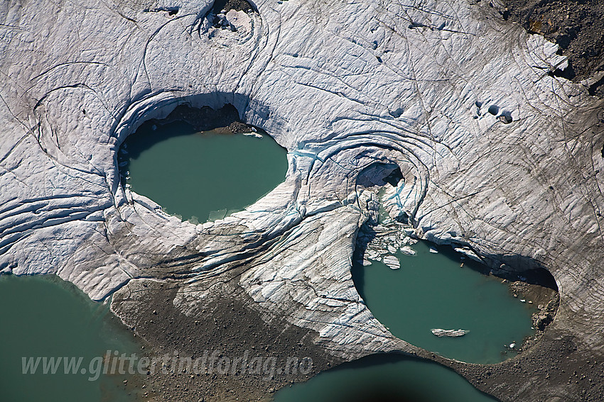 Fronten på Leirbotnbreen, en brearm på Spørteggbreen. Her har det smeltet tilnærmet kulerunde hull i isen.