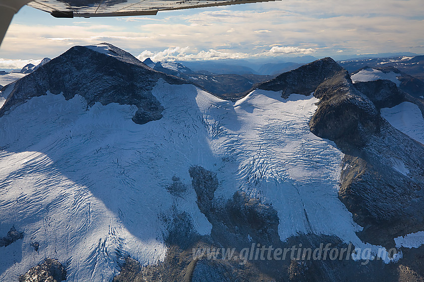 Store (2157 moh) og Vestre Rauddalstinden (2059 moh) med Kristenbreen foran.