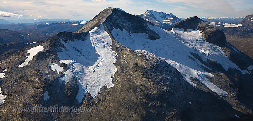 Store (2157 moh) og Vestre Rauddalstinden (2059 moh) med Alvbreen og Kristenbreen foran.