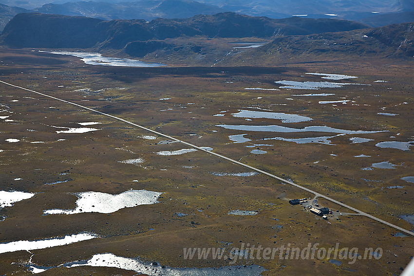 Valdresflye sett fra lufta. Synshorn og Heimre Fagerdalshøe i bakgrunnen.