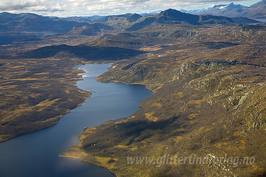 Over Olevatnet med Bitihorn (1607 moh) i bakgrunnen.