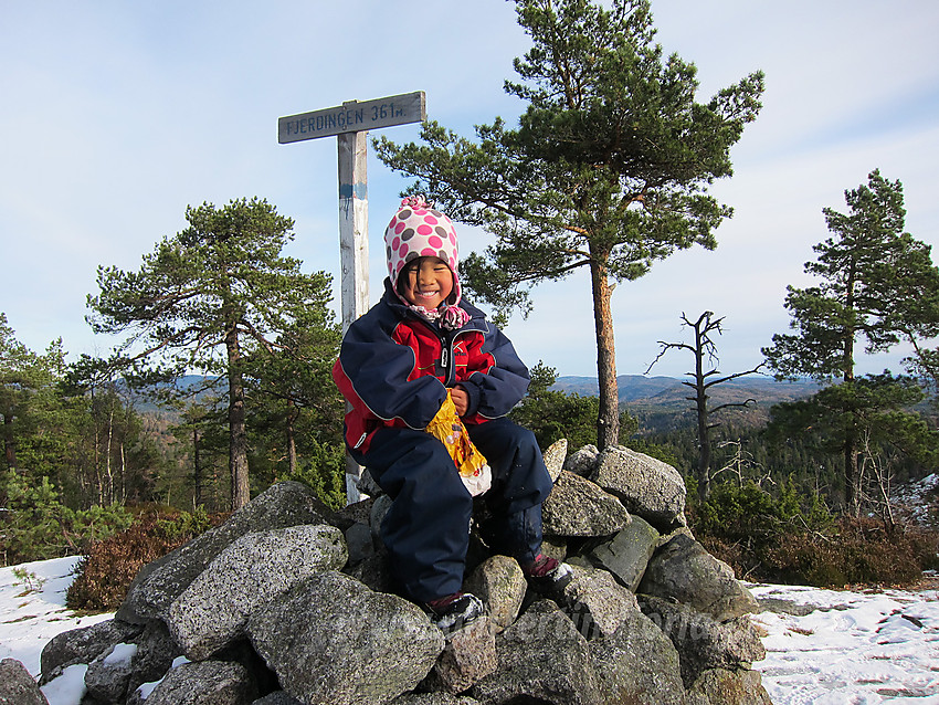 Barn på toppen av Fjerdingen, kommunetopp i Porsgrunn.