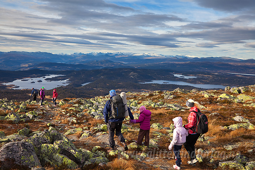 På vei ned fra Rundemellen med utsikt i retning Jotunheimen.