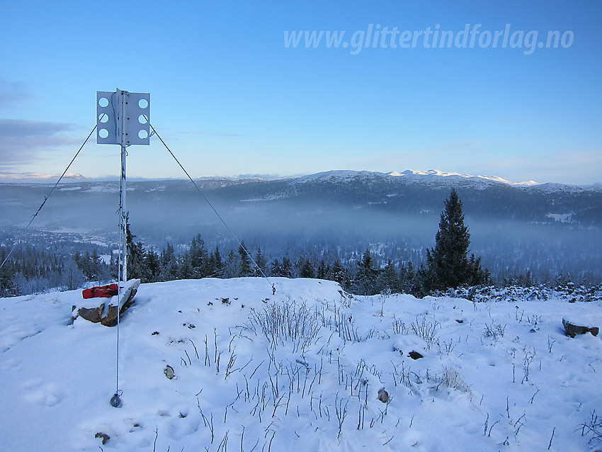 På toppen av Kollhaugen (1034 moh) i Etnedal med Synnfjellet i bakgrunnen.