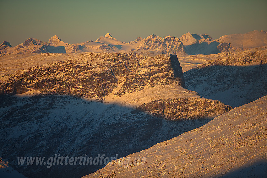 Fra toppen vest for Grindane med telelinse mot Skutshorn og Gjendealpene i Jotunheimen.