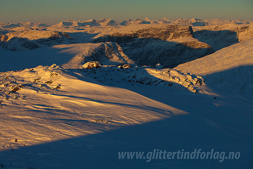 Utsikt fra toppen vest for Grindane i retning Skutshorn og Gjendealpene i Jotunheimen.