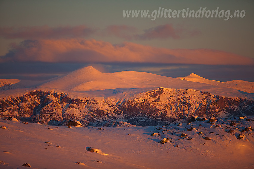 På vei mot Rasletinden en desembermorgen mot Veslfjellet, Nautgardstinden og Stornubben ved soloppgang.