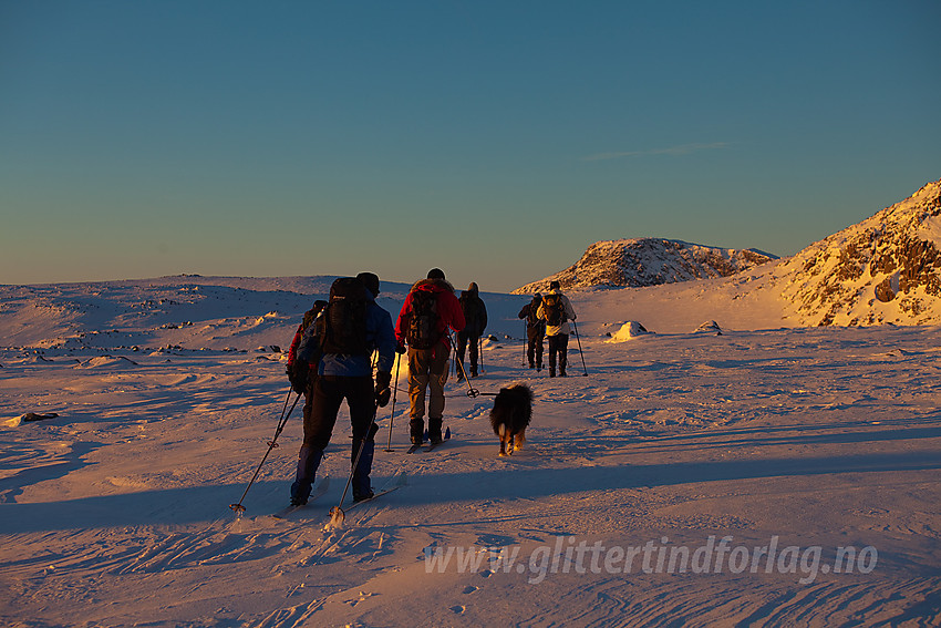 På vei over Raslet på fellestur i regi av Valdres Tur- og Fjellsportlag.