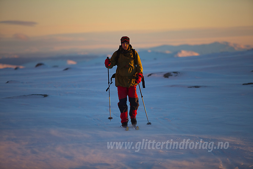 Skiløper på vei over Raslet. Bildet er fra fellestur i regi av Valdres Tur- og Fjellsportlag.