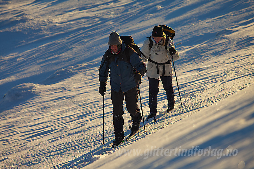 Skiløpere på vei opp de siste bakkene mot Mugna under en fellestur i regi av Valdres Tur- og Fjellsportlag.