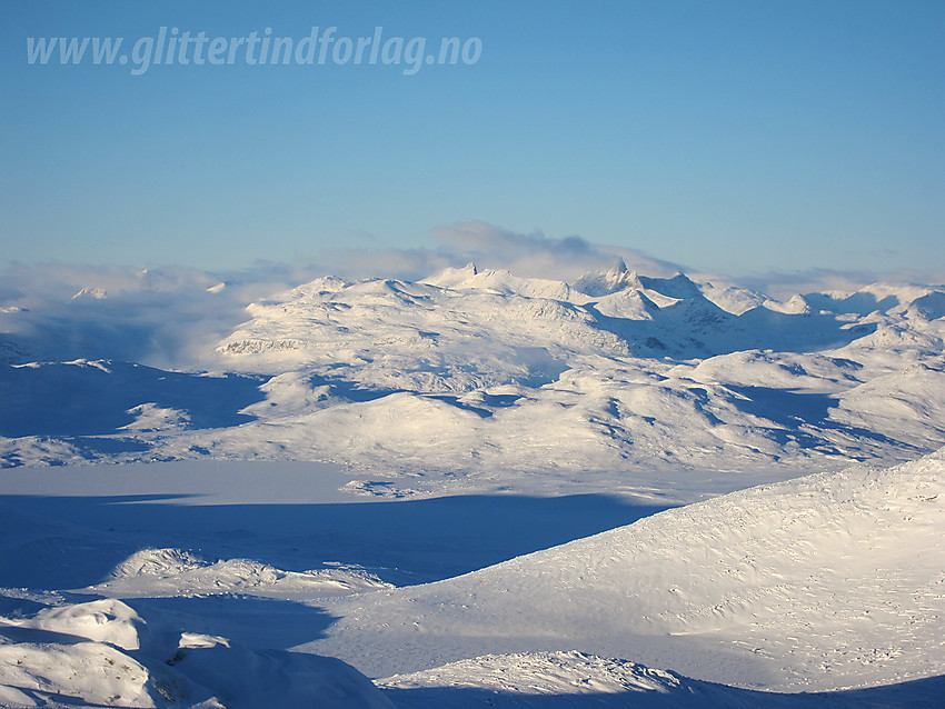 Utsikt fra Hundesteinsegge mot bl.a. Hjelledalstinden og Falketind i Jotunheimen.