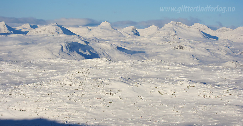 Utsikt fra Hundesteinsegge nordover mot Jotunheimen mot bl.a. Storegut (1968), Mjølkedalstinden (2138), og Snøhøltinden (2141).