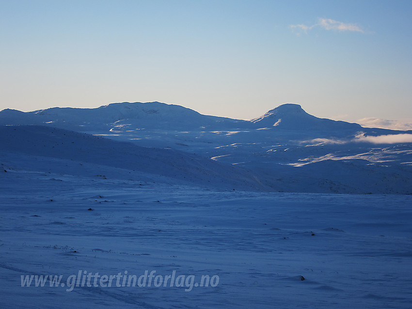 På retur fra Hundesteinsegge med utsikt i retning Sulefjellet (1812 moh) og Suletinden (1780 moh).