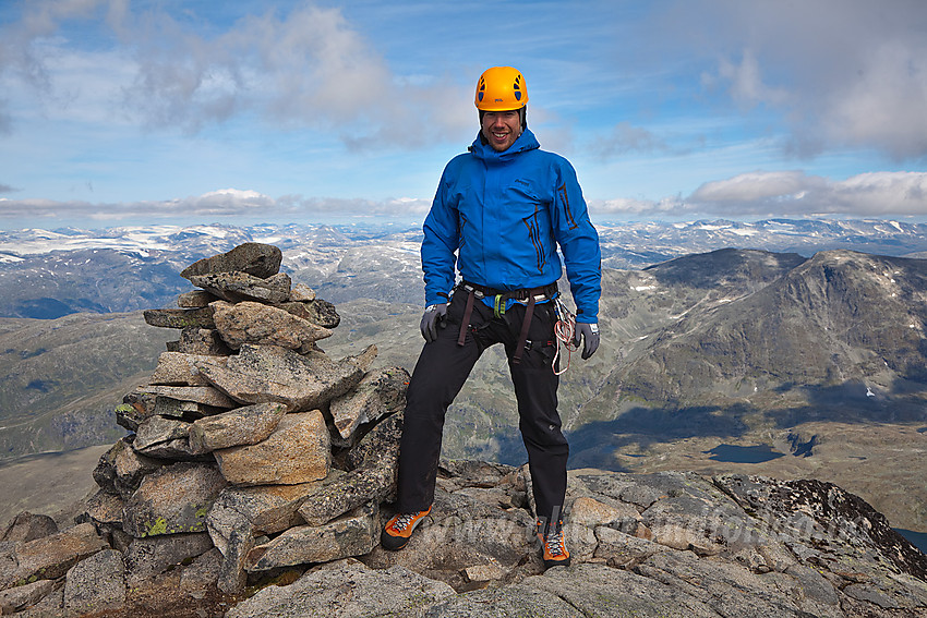 Harald meget fornøyd på toppen av Midtre Skagastølstinden.