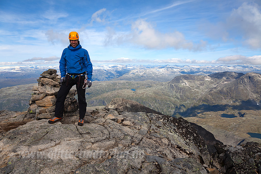 Harald meget fornøyd på toppen av Midtre Skagastølstinden. Fanaråken bak til høyre.